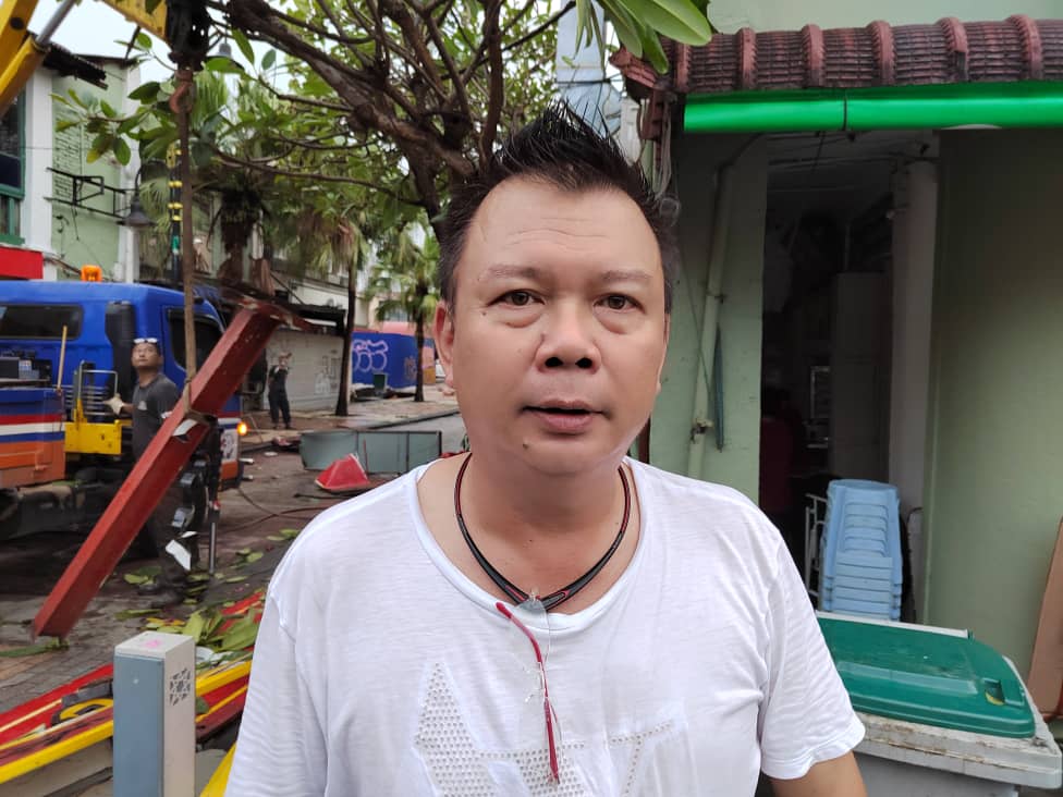 柔:新闻:午后雷电交加大风大雨 新山市区多处面目非