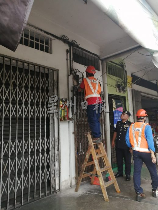 柔:新闻:居銮警方展开“断电行动” 9非法赌博单位受对付