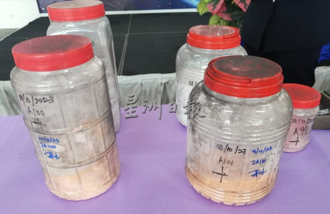 柔:新闻:突击住宅捕1毒贩 銮警起逾44万各类毒品