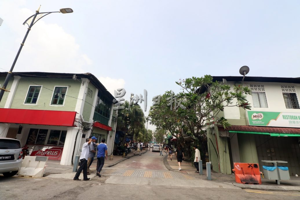 柔：新闻：遭暴雨袭击后已善后  陈旭年街恢复热闹