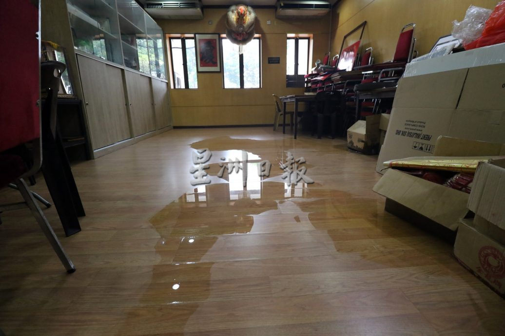 柔：新闻：遭暴雨袭击后已善后  陈旭年街恢复热闹