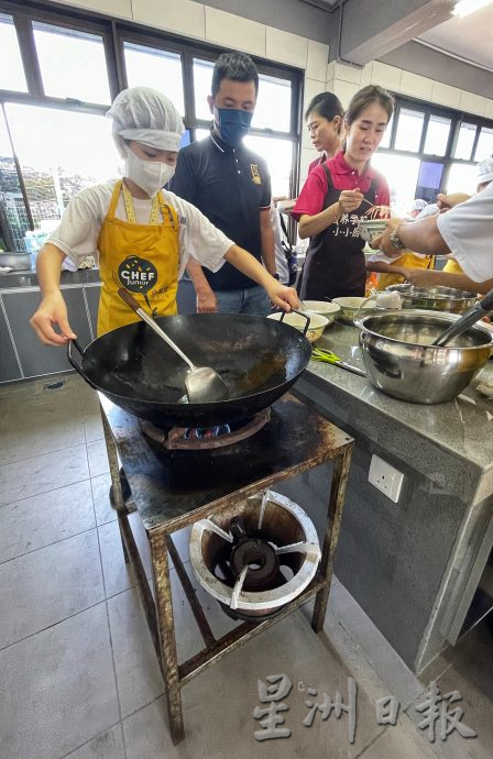 柔:新闻:麻坡培养小学创新才艺班 机器人室 烹饪室开幕
