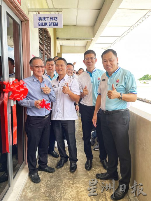 柔:新闻:麻坡培养小学创新才艺班 机器人室 烹饪室开幕