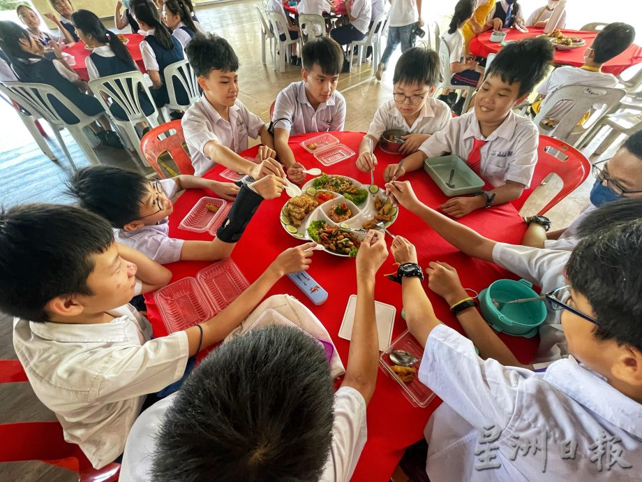 柔:新闻:麻坡培养小学创新才艺班 机器人室 烹饪室开幕