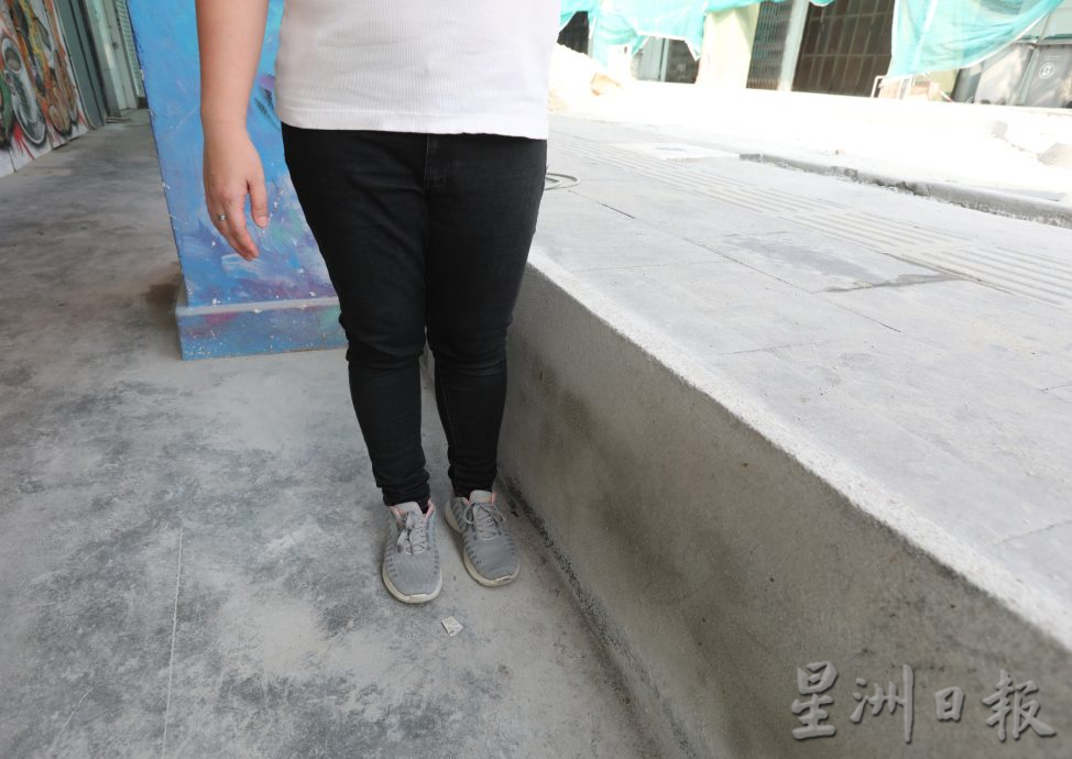 柔：版二次头：【民生特工队】新山陈旭年文化街商家担忧工程竣工期延误。