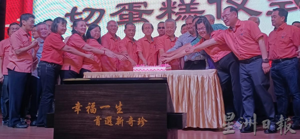 柔:版头之一:新闻:何乃赞:华团面对社会和经济环境变化挑战