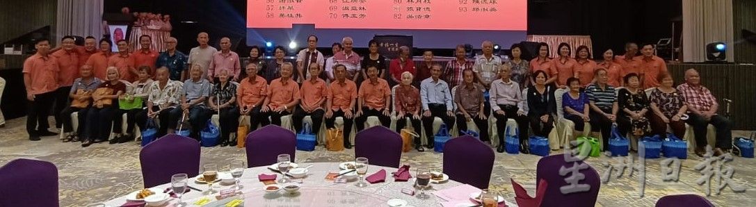 柔:版头之一:新闻:何乃赞:华团面对社会和经济环境变化挑战