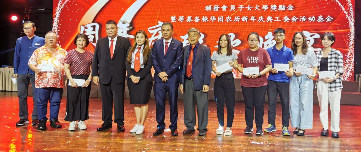 柔:社团版头条或次头:陈惠国:峇中华公会华文备考班,去年19考生17人SPM获A