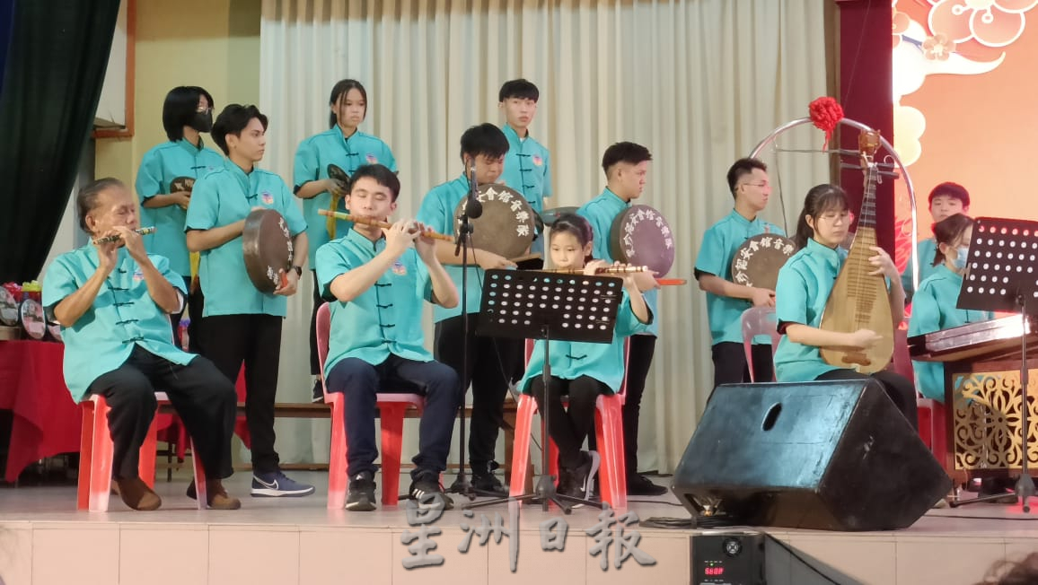 柔:社团版头条:笨珍诏安会馆所举办成立83周年庆及筹募大专教育基金联欢晚会,推介会歌《怀恩颂》