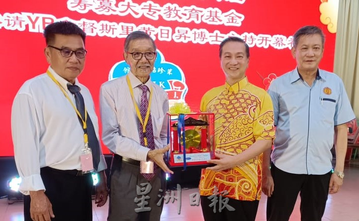 柔:社团版头条:笨珍诏安会馆所举办成立83周年庆及筹募大专教育基金联欢晚会,推介会歌《怀恩颂》