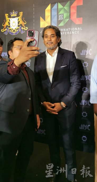 柔:翁哈菲兹:“相信自己”、“努力工作”以及“与团队合作”是我人生的3个重要功课