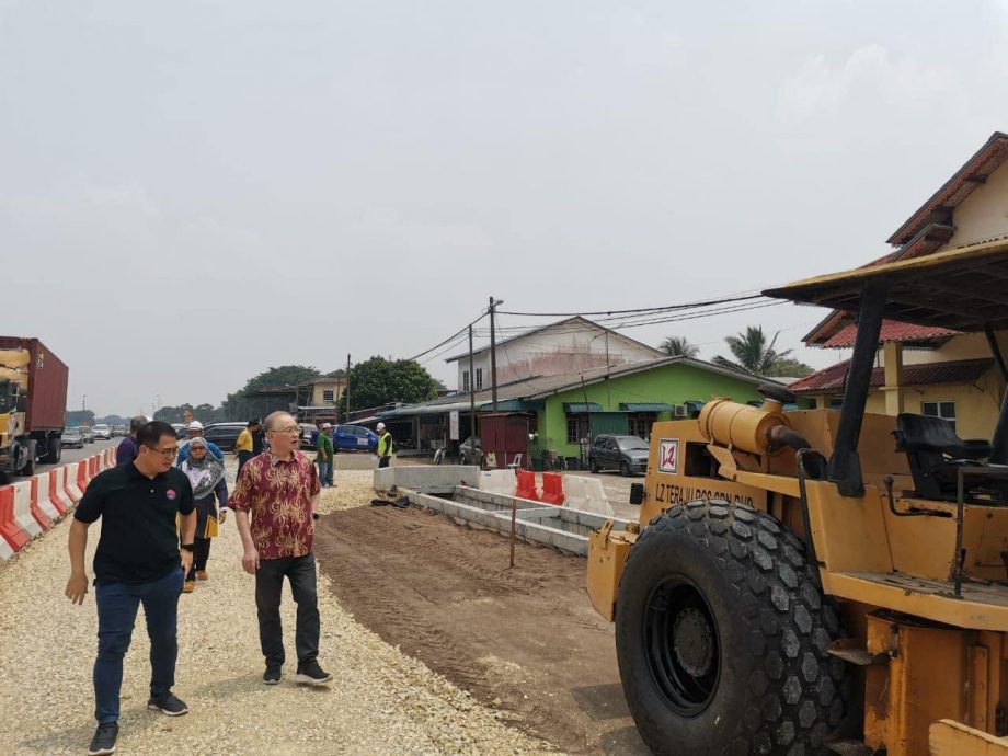 柔:魏家祥巡视联邦50号公路 与承包商针对施工对话