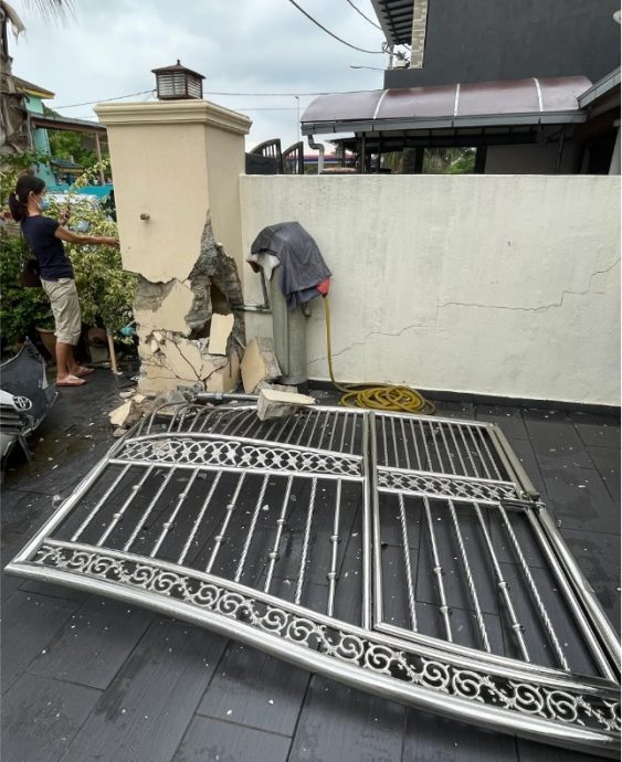 民宅铁闸被撞倒 墙柱被扯破  女子：肇事司机拒赔，怎办？