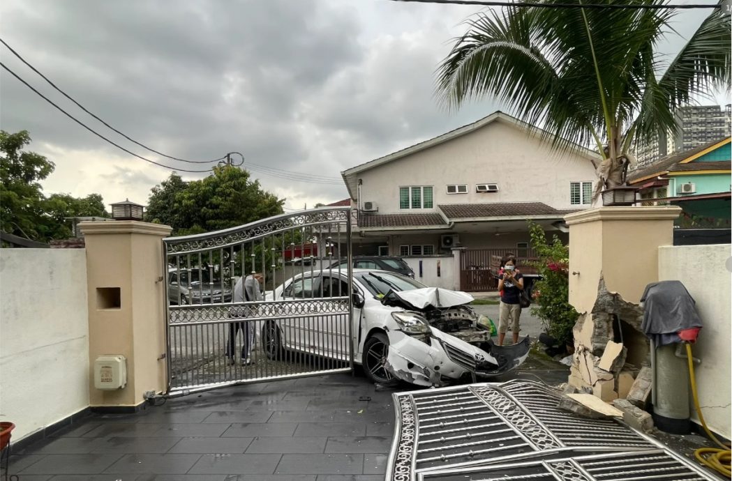 民宅铁闸被撞倒 墙柱被扯破  女子：肇事司机拒赔，怎办？