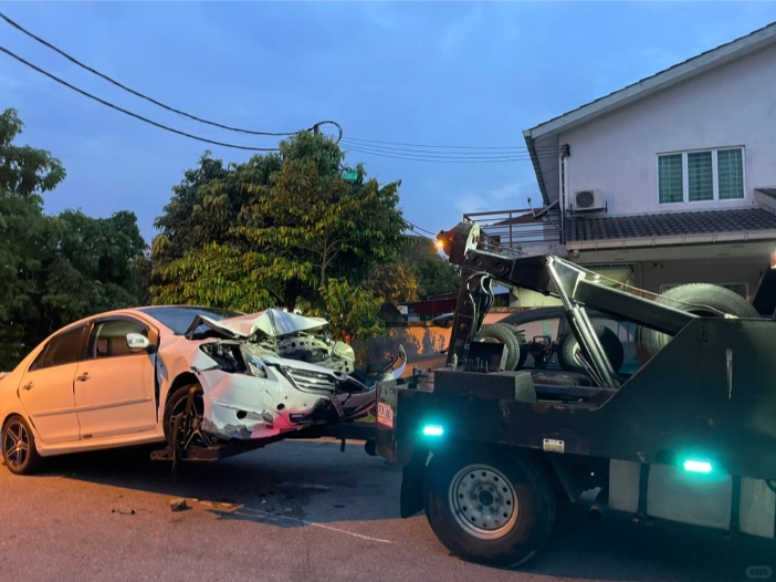 民宅铁闸被撞倒 墙柱被扯破  女子：肇事司机拒赔，怎办？