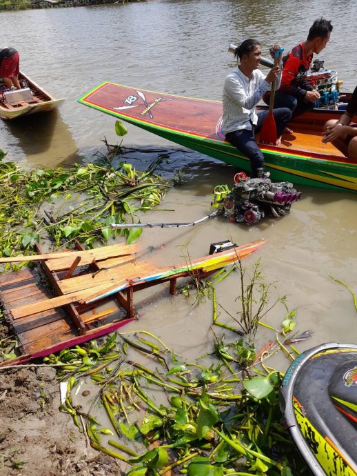 水上摩托被大浪带偏 长尾船撞上致3死