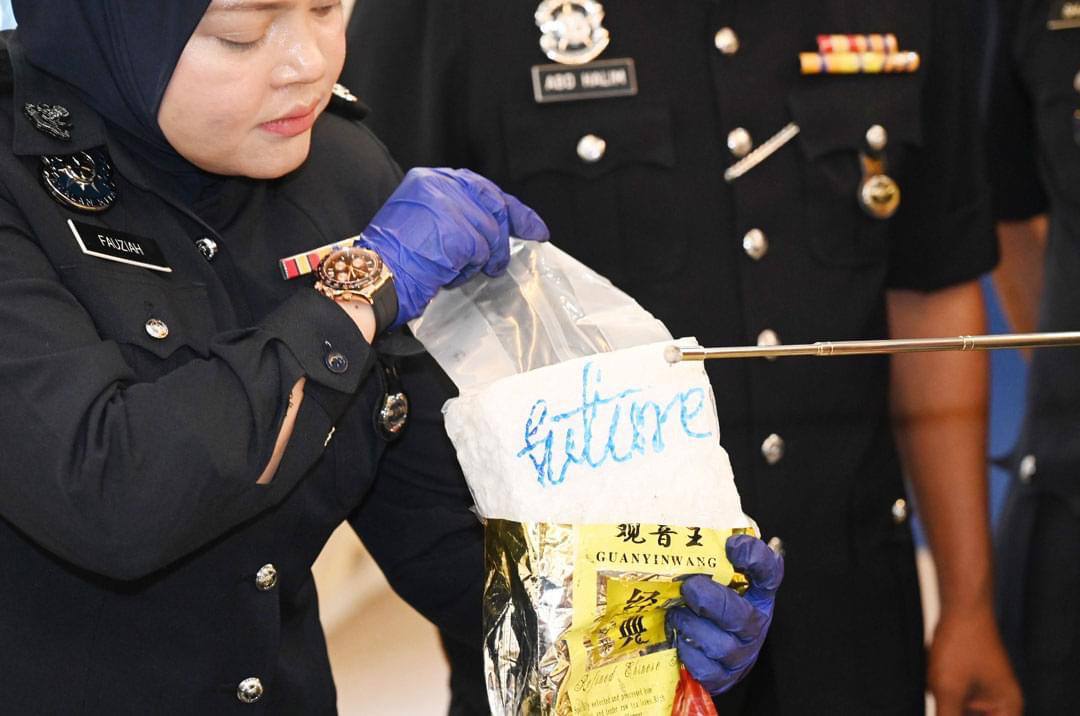 求真/记者会上女警长戴劳力士手表 Jips:经查证后发现只是价值570的仿制表