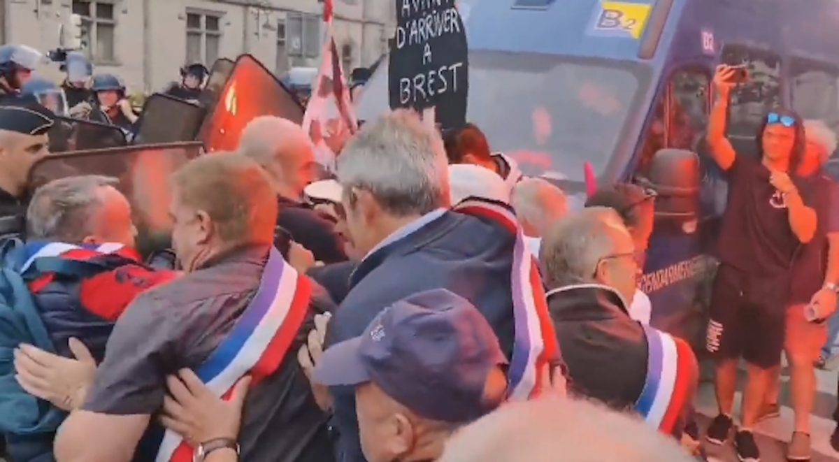 法国小镇ER不通宵婴失救死 示威者怒推古代攻城武器上街震撼网民