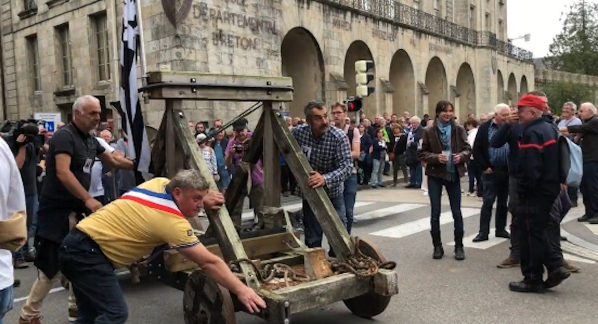 法国小镇ER不通宵婴失救死 示威者怒推古代攻城武器上街震撼网民