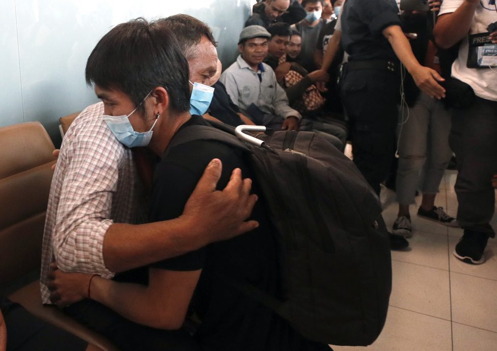 泰首批撤离者返抵国门 以巴冲突中丧命泰人增至21