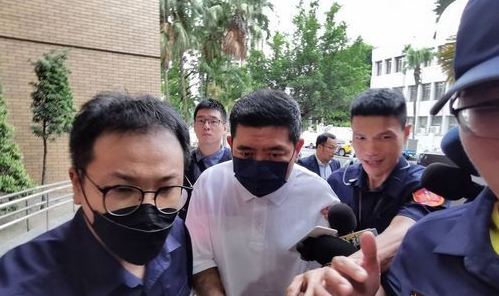 涉性侵案|NONO再被传唤出庭 走出“温馨室”被围堵变脸封口