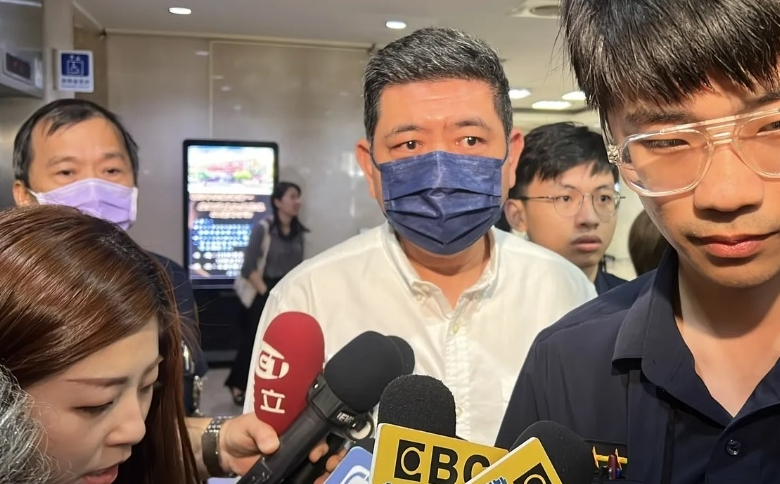 涉性侵案|NONO再被传唤出庭 走出“温馨室”被围堵变脸封口