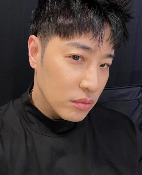 潘玮柏机场巧遇彭于晏 同框身材对比成亮点