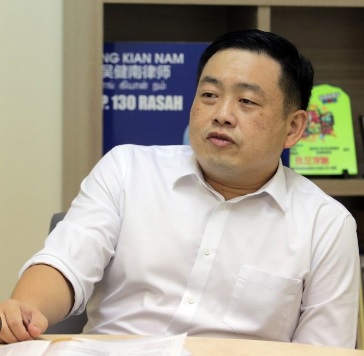 火爆大叔打人|吴健南乐意援助 为被掴男子追讨民事索偿