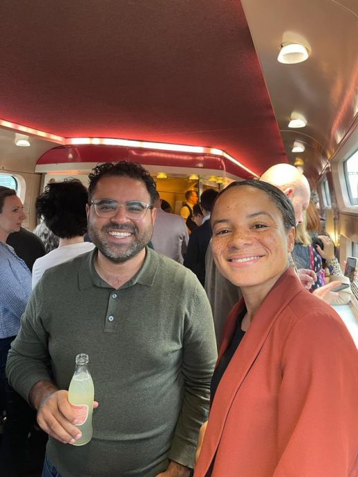 火车走错路!百名欧洲议员被送往迪士尼乐园