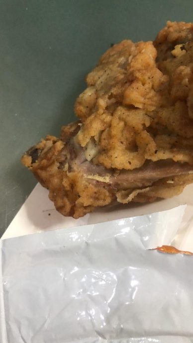 炸鸡皮下藏苍蝇卵!顾客吃后腹泻
