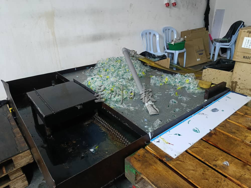 版头//大都会/内贸部破获滥用津贴食用油活动，起获逾1万公斤食油！