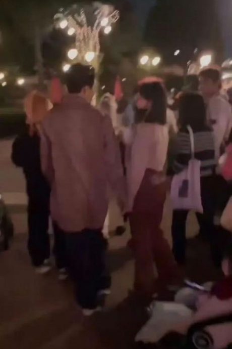 牵手同游迪士尼爆热恋 李一桐曾舜晞:只是偶遇