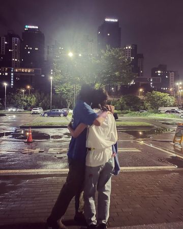 牵手拥抱老公庆结婚周年 孔晓振正面放闪粉丝激动