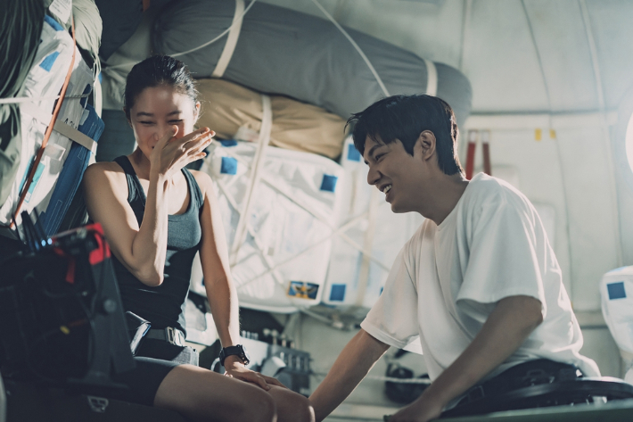 牵手拥抱老公庆结婚周年 孔晓振正面放闪粉丝激动