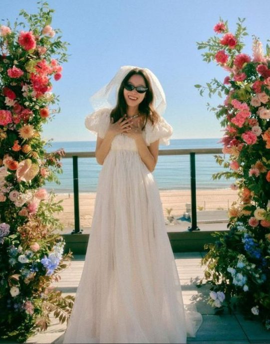 牵手拥抱老公庆结婚周年 孔晓振正面放闪粉丝激动