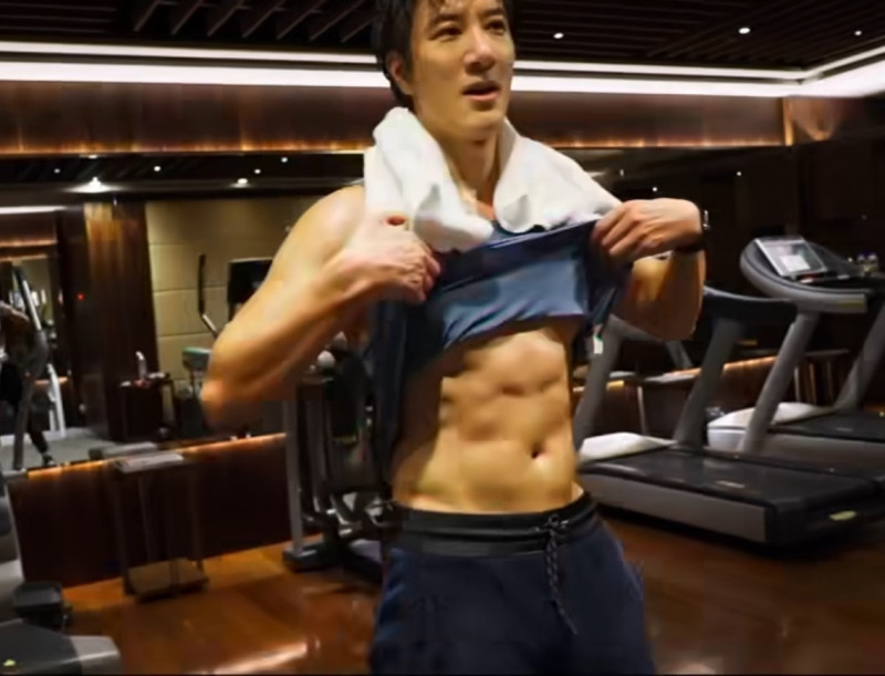 王力宏掀衣露6块腹肌 大马粉丝High喊6字