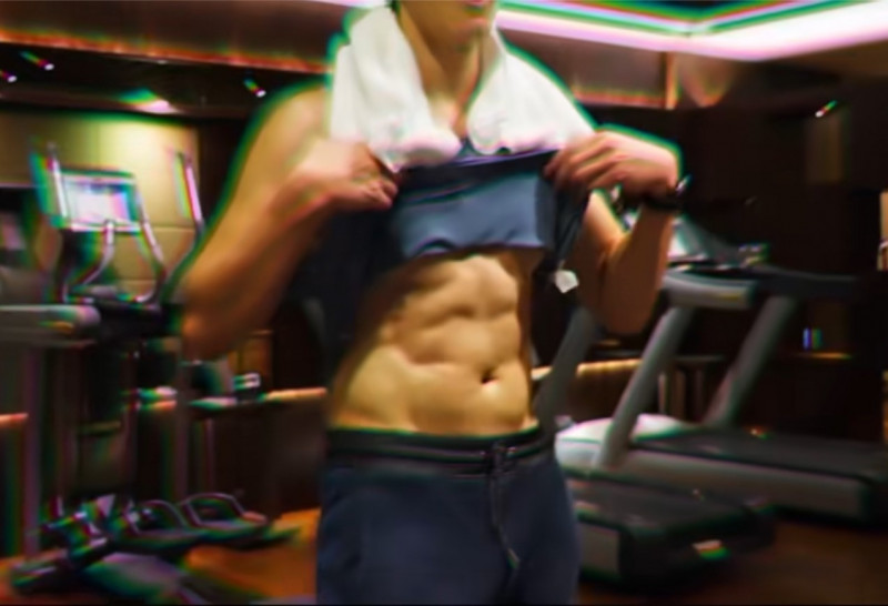 王力宏掀衣露6块腹肌 大马粉丝High喊6字