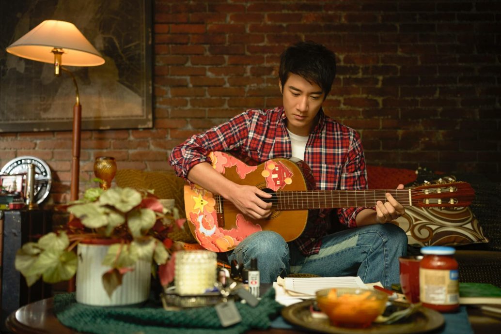 王力宏掀衣露6块腹肌 大马粉丝High喊6字