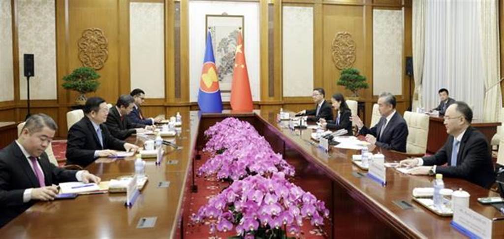 王毅会见东协秘书长：构建更紧密的命运共同体