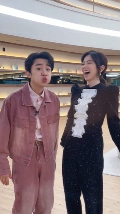 王祖蓝模仿金鱼嘴被弹 身高矮过邓紫棋成亮点