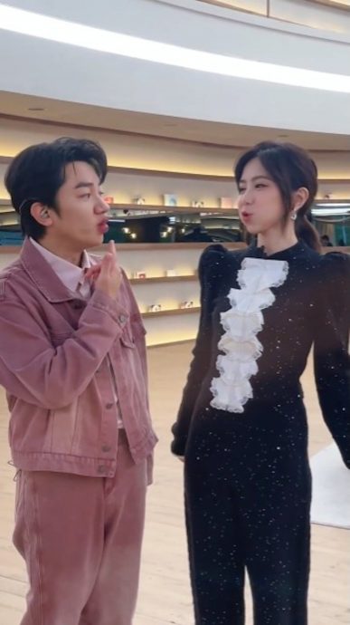 王祖蓝模仿金鱼嘴被弹 身高矮过邓紫棋成亮点