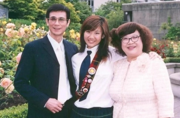 甄妮再开呛郑少秋 喊话多关心郑欣宜