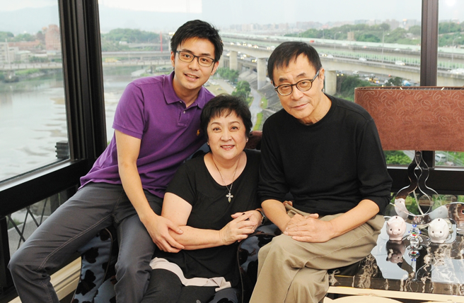 甄珍不忍儿子被骂畜生 怒轰刘家昌：配做父亲吗？