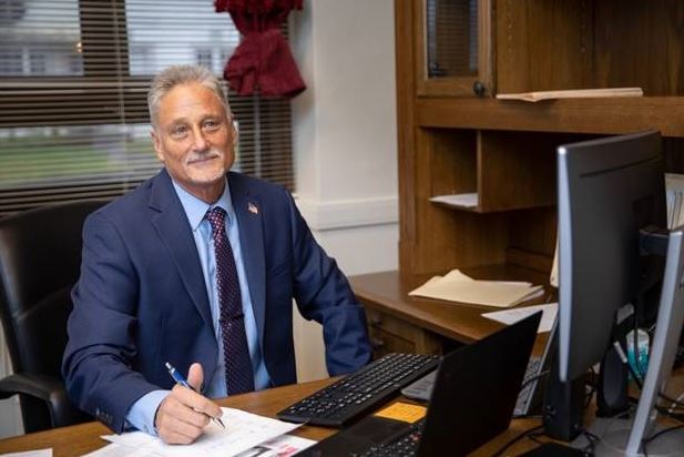 看世界 不知带了手枪上机 美共和党议员抵港被控准保释