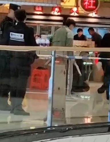 看世界两图)四川万达广场剪刀伤人案 伤者无生命危险 嫌凶被捕