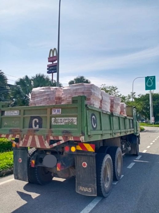 砖头行车时掉落  罗里违载 JPJ开罚