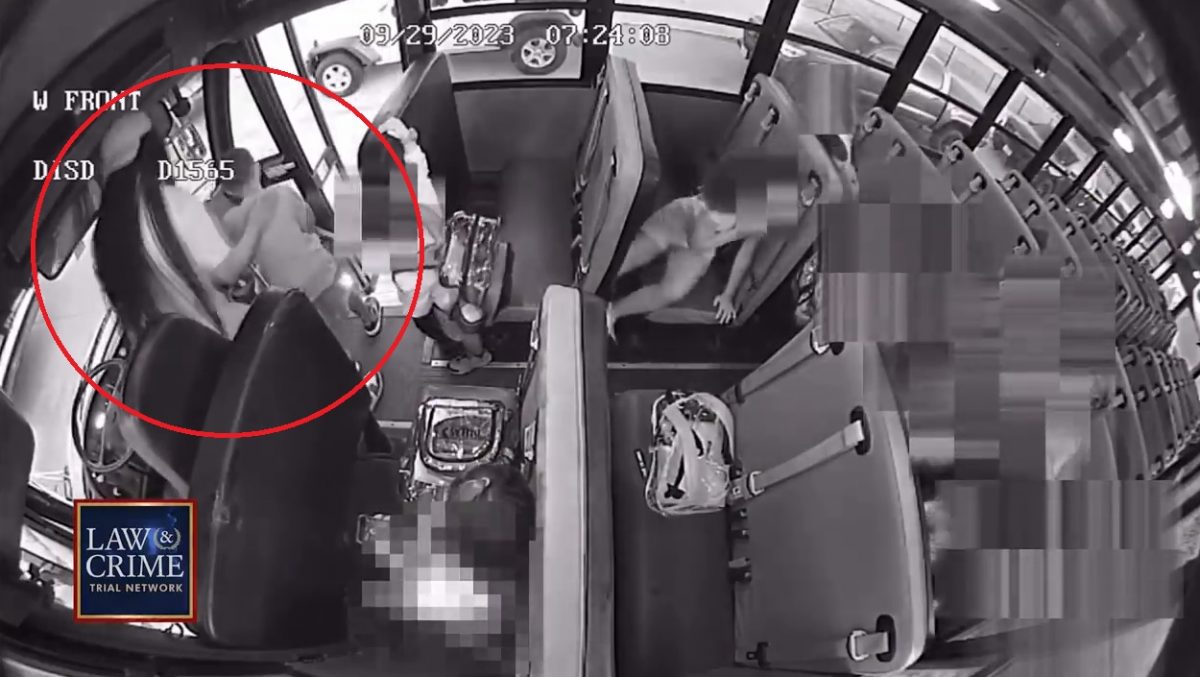 硬币鲠喉男童险窒息　校巴司机急救法救人