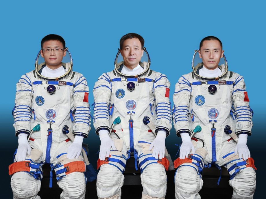 神十六载人飞船与太空站组合体成功分离