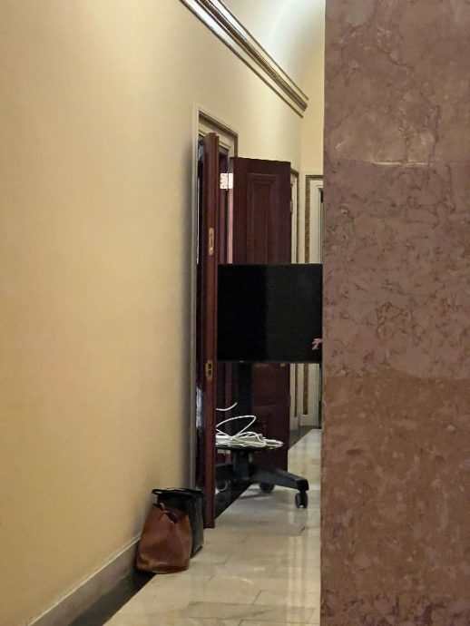 美众院临时议长接掌第一击 把佩洛西赶出私人办公室