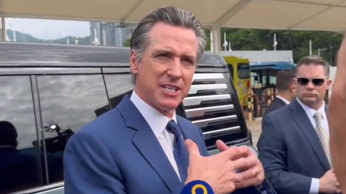 美国加州州长访深圳试乘比亚迪电动车:想买两辆